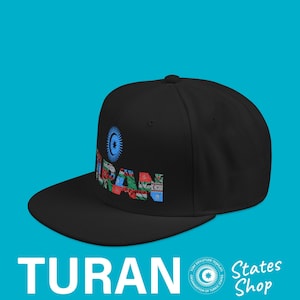 Könnte beinhalten: Schwarze Cap mit flachem Schirm und dem Wort "TURAN" in bunten Buchstaben gestickt. Die Buchstaben sind mit Flaggenmustern gestaltet. Ein blaues Sonnenstrahl-Design befindet sich über dem Wort "TURAN". Die Cap hat einen gebogenen Schirm und einen Knopf oben.