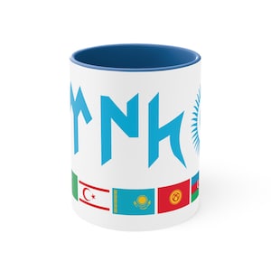 Könnte beinhalten: Eine weiße Keramiktasse mit blauem Rand. Die Tasse zeigt eine blaue Grafik des Wortes "T"N"K" mit einem stilisierten Sonnendesign. Der Boden der Tasse hat eine Reihe von Flaggen aus verschiedenen Ländern, darunter die Türkei, Kasachstan und Aserbaidschan.