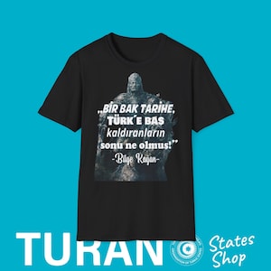 Puede incluir: Camiseta negra con una cita en turco, "BIR BAK TARIHE, TÜRK'E BAŞ kaldıranların sonu ne olmuş!" -Bilge Kağan-. La cita está impresa en blanco sobre un fondo gris oscuro. La camiseta presenta un gráfico de un hombre en una pose de guerrero.