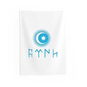 Könnte beinhalten: Eine weiße Wandbehänge mit einem blauen Sonnen-, Mond- und Sternendesign. Das Wort "RÝÝNH" ist unter dem Design in einer stilisierten Schrift geschrieben.