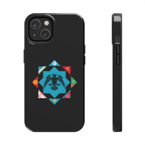 Peut inclure: Coque de téléphone noire avec un motif représentant un aigle stylisé aux ailes déployées, entouré de huit drapeaux disposés en étoile. Les drapeaux sont bleus, verts, rouges, blancs et jaunes.