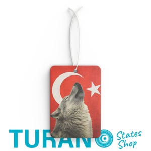 Könnte beinhalten: Rechteckiger Lufterfrischer mit der türkischen Flagge und einer heulenden Wolfsillustration. Der Lufterfrischer hat eine weiße Schnur zum Aufhängen. Der Text "TURAN" befindet sich unten.