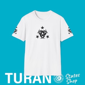 Puede incluir: Camiseta blanca con un gráfico negro de un diseño estilizado de estrella y luna creciente. El diseño está centrado en la camiseta y presenta tres estrellas y tres lunas crecientes. El texto "TURAN" es visible en la parte inferior de la imagen.