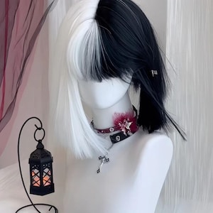 クールガールスタイルの黒と白のウィッグ、パンクスタイルのショートワンカットヘアウィザードの高温シルクウィッグ、黒と白のロングバングウィッグ