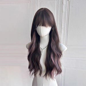 Leuke koudbruin geverfde roze pruik Lolita-stijl grote golf lang krullend haar hoge temperatuur zijden pruik cos lange pony pruik