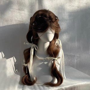 Leuke warme theebruine pruik in meisjesstijl, schattige lange loempia in Lolita-stijl met grote golven krullend haar zijden pruik op hoge temperatuur, lieve lange pony