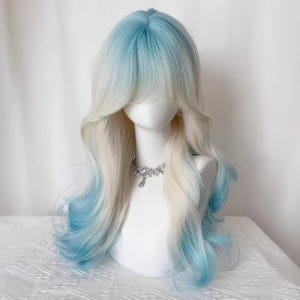 Leuke lichtblauwe platina pruik met kleurverloop, lolita-stijl hemelsblauwe lang krullende zijden pruik op hoge temperatuur, lange pony pruik