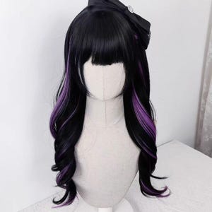 クールな女の子の黒と紫の耳掛け染めウィッグ、甘くてかわいい長い巻き毛の高温シルクウィッグ、黒の前髪ウィッグ