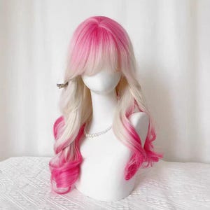Leuke roze pruik in meisjesstijl, helderroze roze kleurverloop platina, roze lang krullende zijden pruik in lolitastijl, hoge temperatuur, lange pony