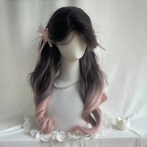 Leuke lichtroze pruik met kleurverloop in meisjesstijl, zwarte roze pruik in lolitastijl met grote golf lang krullend haar zijden pruik op hoge temperatuur, lange pony