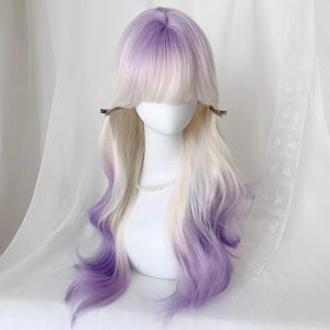 Leuke platinapruik in violette kleurverloop in meisjesstijl, paarse lang krullende zijden pruik in lolitastijl, hoge temperatuur, lange pony