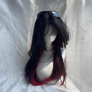 クールな女の子スタイルの黒と赤のハイライトウィッグ、ハンサムなパンクスタイルの長いストレート高温シルクウィッグ、甘い長い前髪ウィッグ