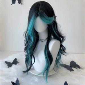 クールな女の子の黒青緑のハイライトウィッグ、ハンサムなパンクスタイルの長い巻き毛の高温シルクウィッグ、青緑の長い前髪ウィッグ