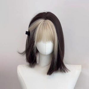 Coole zwarte korte pruik in meisjesstijl, schattige korte pruik in lolitastijl op hoge temperatuur met zijden platina pony, lieve en schattige korte pruik met pony