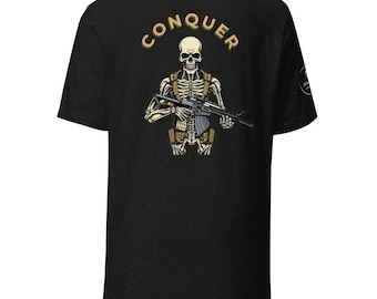Puede incluir: Camiseta negra con un esqueleto sosteniendo un rifle y la palabra "CONQUER" en letras amarillas.
