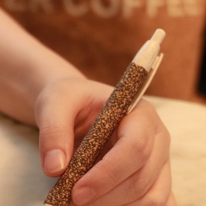 Bolígrafo de posos de café hecho a mano: instrumento de escritura ecológico y sostenible para los amantes del café