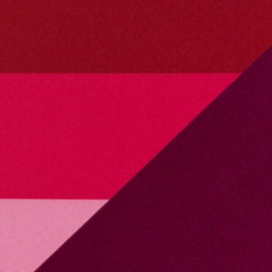 Könnte beinhalten: Ein Stoffmuster mit drei horizontalen Streifen in Rot-, Rosa- und Hellrosatönen. Die rechte untere Ecke des Musters ist in einem dunkleren Lilaton gehalten.