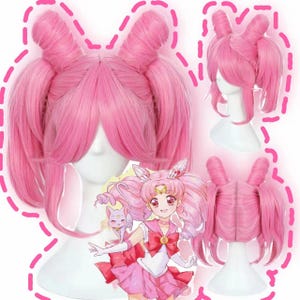 Könnte beinhalten: Rosa Perücke mit zwei hohen Dutt oben und langen Zöpfen im Nacken. Die Perücke ist wie die Figur Sailor Moon gestylt.