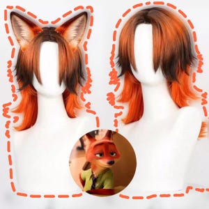 Op de afbeelding: Twee pruiken met oranje en bruin haar, gestyled om op een vos te lijken. Eén pruik heeft vossenoren. Een cirkelvormige afbeelding van een cartoonvos staat in het midden. De pruiken worden getoond op witte mannequinhoofden.