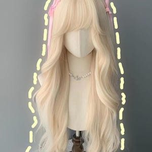 ロングカーリープラチナウィッグ、ロングウェーブブロンド合成ウィッグ（前髪付き）、パーティーウィッグ、アニメウィッグ、女性用ウィッグ（前髪付き）