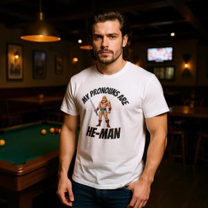 He-Man Pronomen Unisex T-Shirt. Lustiges Geschenk für Sie oder Ihn. Männer, Frauen, Jungen, Mädchen, Humor, Offensive, Kleidungsentwurf, Shirt, Oberteil, Abschlag.