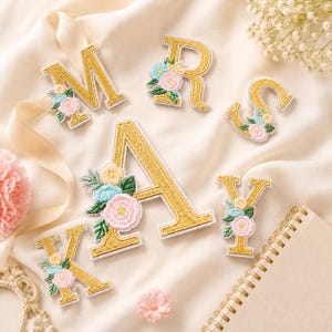 Parches dorados con letras florales del alfabeto (A-Z), 26 letras autoadhesivas bordadas para bolsos, chaquetas y manualidades.
