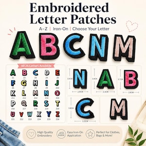 Puede incluir: Parches de letras bordadas con reverso termoadhesivo. El conjunto incluye las letras de la A a la Z en varios colores con bordes negros. Una tabla muestra las 26 letras con códigos Z1-Z26. Algunos parches muestran medidas de 3,9cm por 2,8cm.