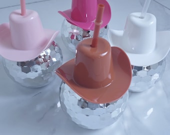 Puchar w kształcie kowbojskiego kapelusza z kulką dyskotekową: upominek na wieczór panieński