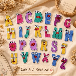 Könnte beinhalten: Ein Set aus sechsundzwanzig bestickten Alphabet-Aufnähern, wobei jeder Buchstabe mit Cartoon-Augen und roten Lippen versehen ist. Die Buchstaben sind in verschiedenen leuchtenden Farben wie Gelb, Pink, Lila, Blau und Grün gestaltet und alphabetisch angeordnet.