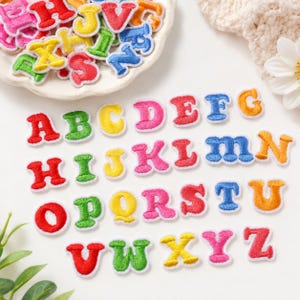 Parches coloridos del alfabeto A–Z, juego de 26 mini letras bordadas termoadhesivas.