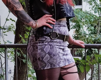 Falda con print de serpiente gris