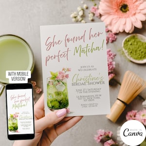 Puede incluir: Invitación a una despedida de soltera con el texto "She found her perfect Matcha!" en rosa y verde. La invitación incluye una ilustración de acuarela de una bebida de matcha con flores. También se muestra una versión móvil.