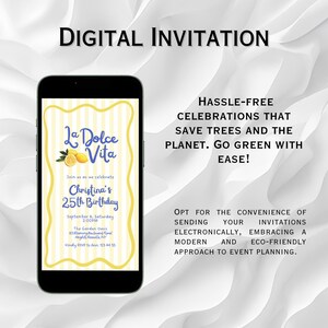 Pu&ograve; includere: Uno smartphone mostra un invito digitale con il testo "La Dolce Vita" e "25&deg; compleanno di Christina". L'invito ha un bordo a righe gialle e bianche con illustrazioni di limoni. Lo sfondo &egrave; un design astratto bianco.