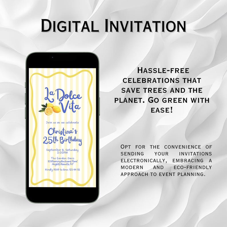 Pu&ograve; includere: Uno smartphone mostra un invito digitale con il testo "La Dolce Vita" e "25&deg; compleanno di Christina". L'invito ha un bordo a righe gialle e bianche con illustrazioni di limoni. Lo sfondo &egrave; un design astratto bianco.