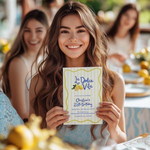 Pu&ograve; includere: Una donna tiene in mano un invito di compleanno con un bordo a righe gialle e bianche. L'invito recita "La Dolce Vita" con illustrazioni di limoni e dettagli dell'evento. L'invito &egrave; per il 25&deg; compleanno di Christina.