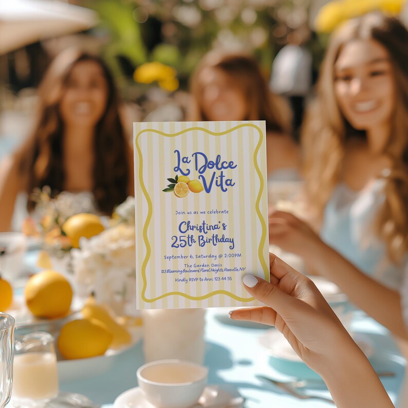 Pu&ograve; includere: Un invito rettangolare con sfondo a righe gialle e bianche e bordo giallo. Il testo "La Dolce Vita" &egrave; in alto, con "Christina's 25th Birthday" sotto. Sono illustrati dei limoni.