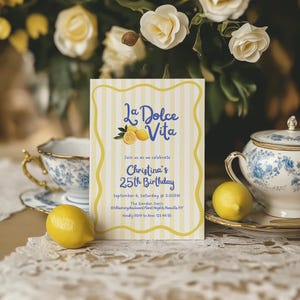 Pu&ograve; includere: Un invito di compleanno con sfondo a righe gialle e bianche e bordo giallo. L'invito recita "La Dolce Vita" e "25&deg; compleanno di Christina". L'immagine include limoni, una tazza da t&egrave; e una teiera.