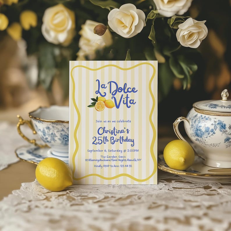 Pu&ograve; includere: Un invito di compleanno con sfondo a righe gialle e bianche e bordo giallo. L'invito recita "La Dolce Vita" e "25&deg; compleanno di Christina". L'immagine include limoni, una tazza da t&egrave; e una teiera.