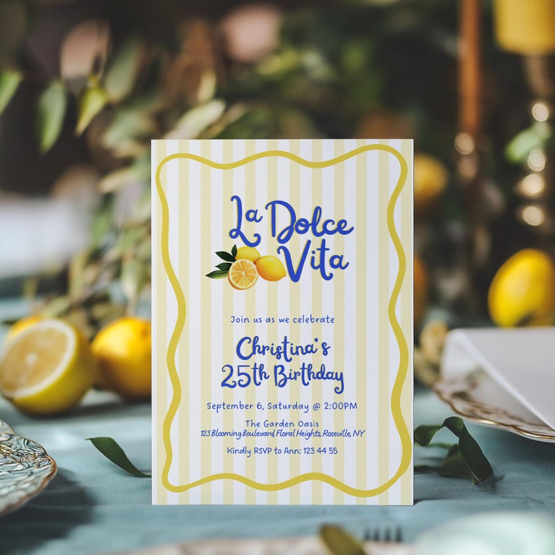 Pu&ograve; includere: Un invito rettangolare con sfondo a righe gialle e bianche e bordo ondulato giallo. Il testo "La Dolce Vita" &egrave; in corsivo blu, con "25&deg; compleanno di Christina" sotto. Include i dettagli dell'evento.