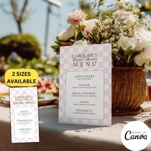 Può includere: Un menu e un menu di bevande per un addio al nubilato a scacchi rosa e bianchi. Il menu comprende antipasti, insalata, piatto principale, contorni e dessert. Il menu delle bevande elenca mojito, cosmopolitan e margarita. Il testo "Caroline's Bridal Shower" è in alto.