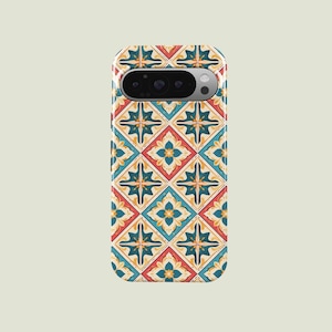 Peut inclure: Coque de téléphone avec un motif géométrique répétitif. Le design présente un agencement symétrique de losanges rouges, bleus et jaunes, avec des motifs floraux. L'étui a une découpe pour l'appareil photo.