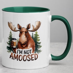 Divertida taza de café de cerámica: ilustración de alce en acuarela con árboles "No estoy enamorado": regalo con juego de palabras para amantes del café