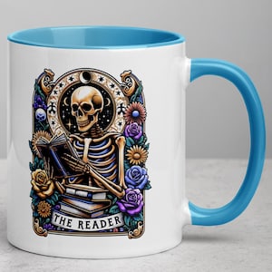 Caneca de Tarô Engraçada - Leitor de Esqueleto Copo de Cerâmica, Presente para Amantes de Livros, Caneca de Café Gótica, Design de Carta de Tarô com Flores