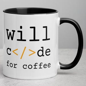 Peut inclure: Une tasse à café blanche avec un bord et une poignée noirs. La tasse porte une inscription noire qui dit "will code for coffee" avec le mot "code" en orange et stylisé pour ressembler à du code.