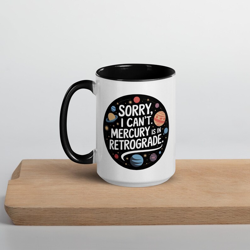 Peut inclure: Une tasse en c&eacute;ramique blanche avec un bord et une poign&eacute;e noirs. La tasse pr&eacute;sente un motif noir et blanc de plan&egrave;tes et le texte "D&eacute;sol&eacute;, je ne peux pas. Mercure est r&eacute;trograde."