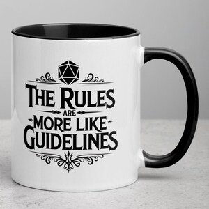 Op de afbeelding: Witte keramische mok met een zwarte binnenkant en handvat. De mok heeft de tekst "The Rules are More Like Guidelines" in een zwart, decoratief lettertype en een geometrische vorm. Een leuk cadeau voor gamers.