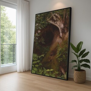 Puede incluir: Una impresión artística enmarcada que representa una escena forestal detallada con un gran tronco de árbol y un exuberante follaje verde. La obra de arte tiene una estética oscura y melancólica, con un enfoque en las texturas y sombras naturales. La impresión se exhibe en un entorno interior moderno.