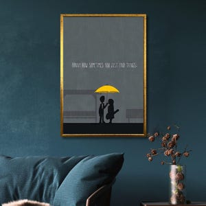 Puede incluir: Una taza de cerámica blanca con un asa negra y el texto "But First, Coffee" en negrita negra. La taza está sobre una superficie blanca. La taza mide aproximadamente 10 cm de alto.
