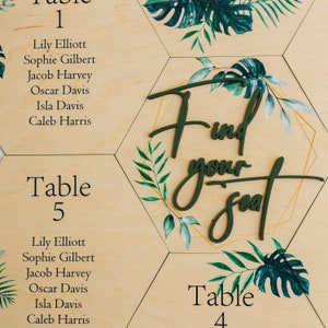 Plano de asientos para bodas tropicales: Letrero de mesa hexagonal de madera personalizado, decoración personalizada para fiestas en destinos exóticos.
