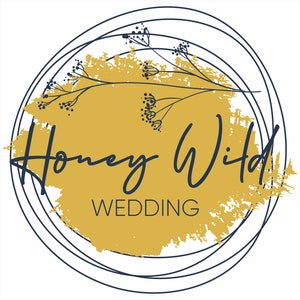 Puede incluir: Un logotipo para un negocio de bodas llamado "Honey Wild Wedding". El logotipo presenta una pincelada dorada con un diseño floral y un círculo con un contorno negro.